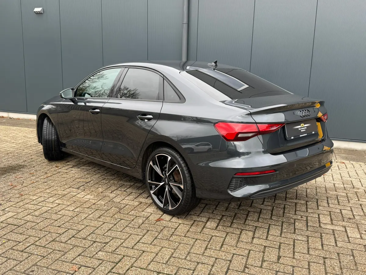 30 TFSI AUTOMAAT * Carplay * Optiek Zwart * Parkeersensoren *