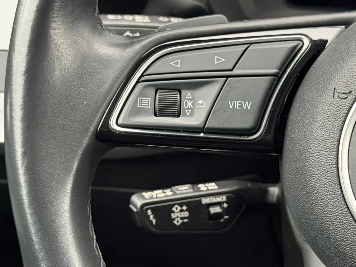 30 TFSI AUTOMAAT * Carplay * Optiek Zwart * Parkeersensoren *