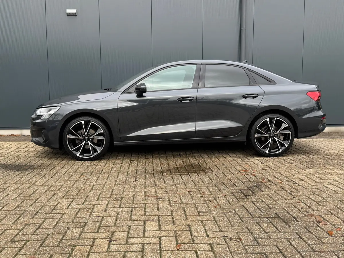 30 TFSI AUTOMAAT * Carplay * Optiek Zwart * Parkeersensoren *