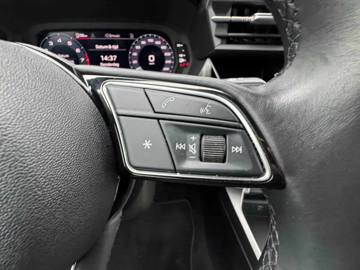 30 TFSI AUTOMAAT * Carplay * Optiek Zwart * Parkeersensoren *