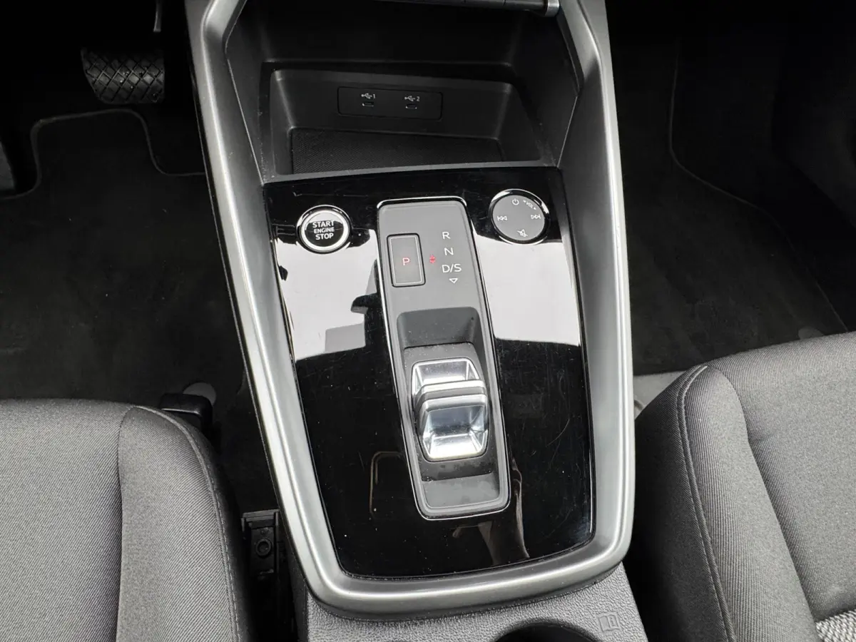 30 TFSI AUTOMAAT * Carplay * Optiek Zwart * Parkeersensoren *