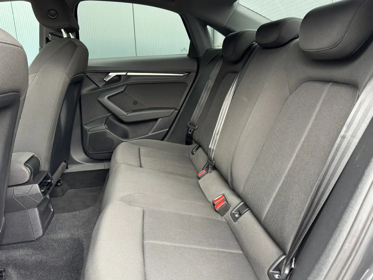 30 TFSI AUTOMAAT * Carplay * Optiek Zwart * Parkeersensoren *