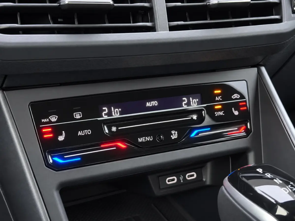 1.0 TSI R-Line |Camera |Virtual display |IQ Light |Keyless |Stoelverw. |ACC