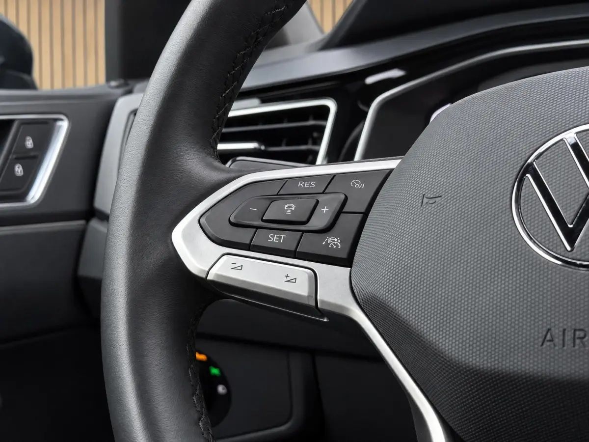 1.0 TSI R-Line |Camera |Virtual display |IQ Light |Keyless |Stoelverw. |ACC