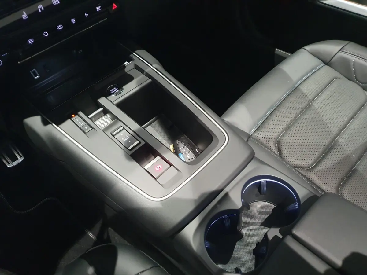 1.6 Plug-in Hybrid Plus 225 Full options | Automaat | Climate Control | Lederen Stoelen Elek. Verstelbaar + Massage | Stoel/Stuur Verwarming | Elek. Schuif/Kantel Dak | Elek. Kofferklep | Fu