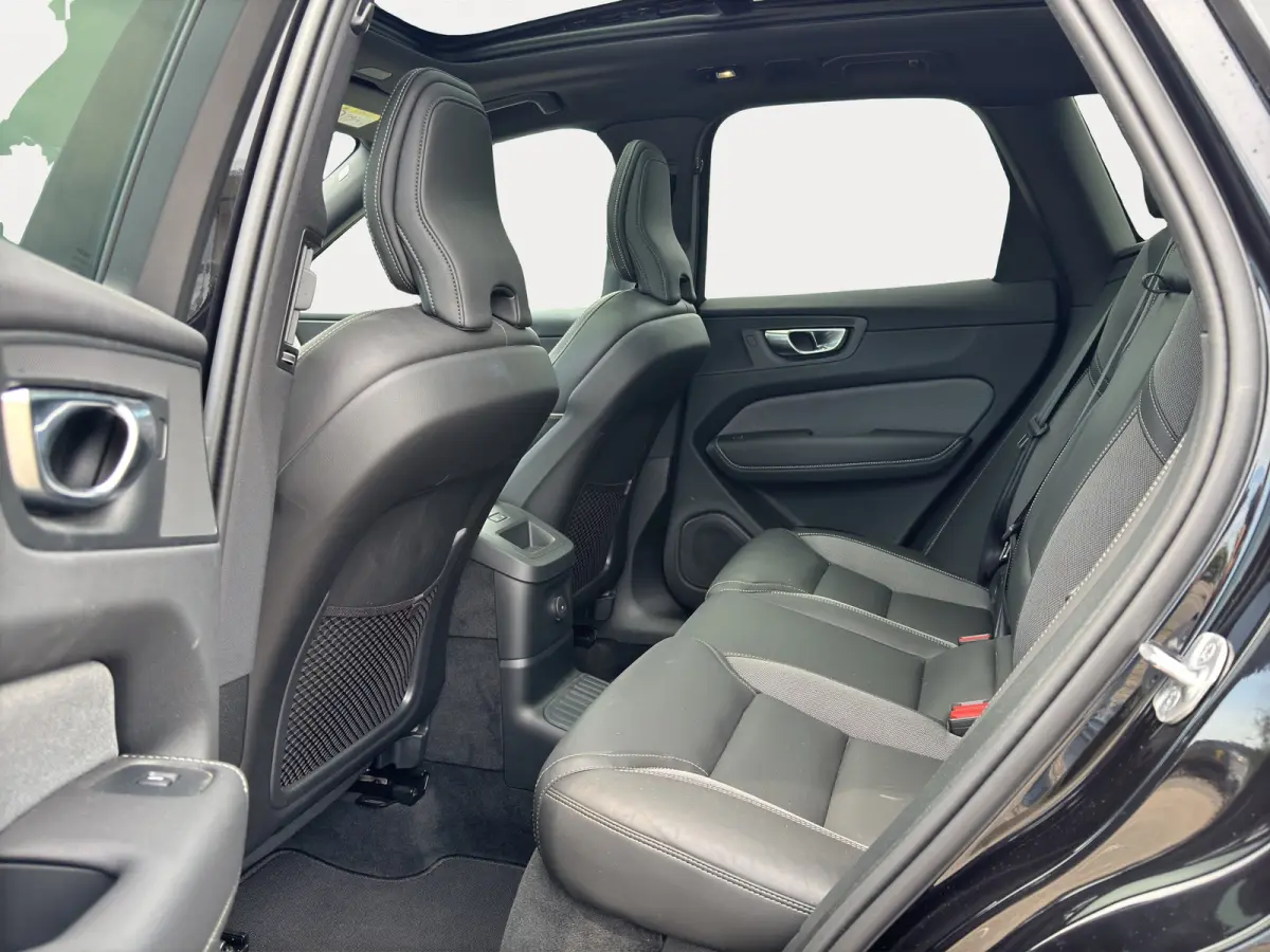 T6 Plug-in hybrid AWD Plus Black Edition | Luchtvering | Pano | Trekhaak | Extra getint glas | Blis | Achterbankverwarming |