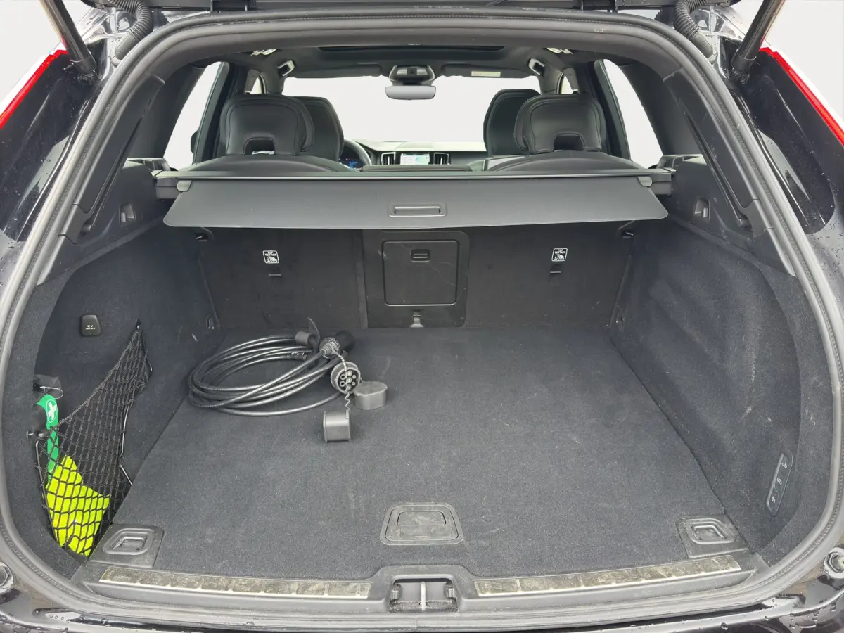 T6 Plug-in hybrid AWD Plus Black Edition | Luchtvering | Pano | Trekhaak | Extra getint glas | Blis | Achterbankverwarming |