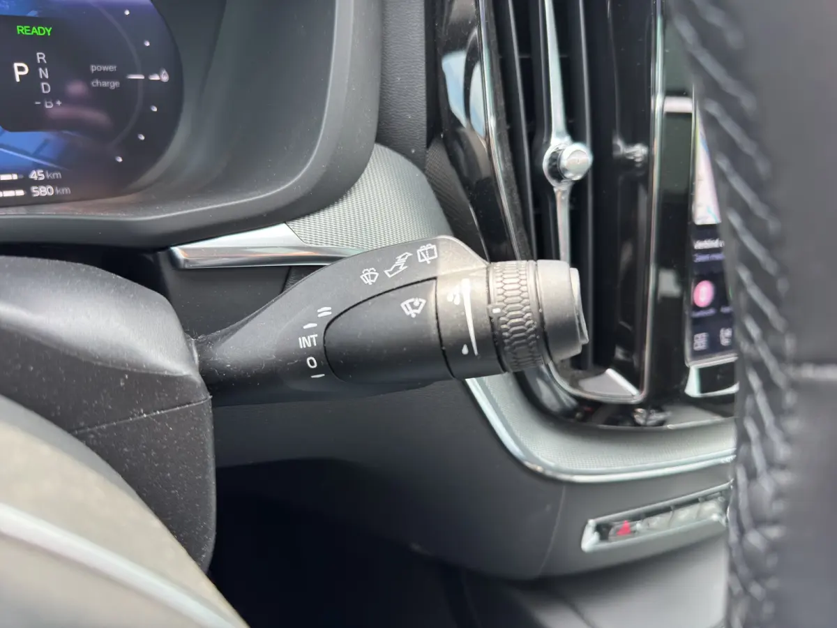 T6 Plug-in hybrid AWD Plus Black Edition | Luchtvering | Pano | Trekhaak | Extra getint glas | Blis | Achterbankverwarming |