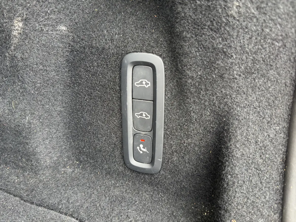 T6 Plug-in hybrid AWD Plus Black Edition | Luchtvering | Pano | Trekhaak | Extra getint glas | Blis | Achterbankverwarming |