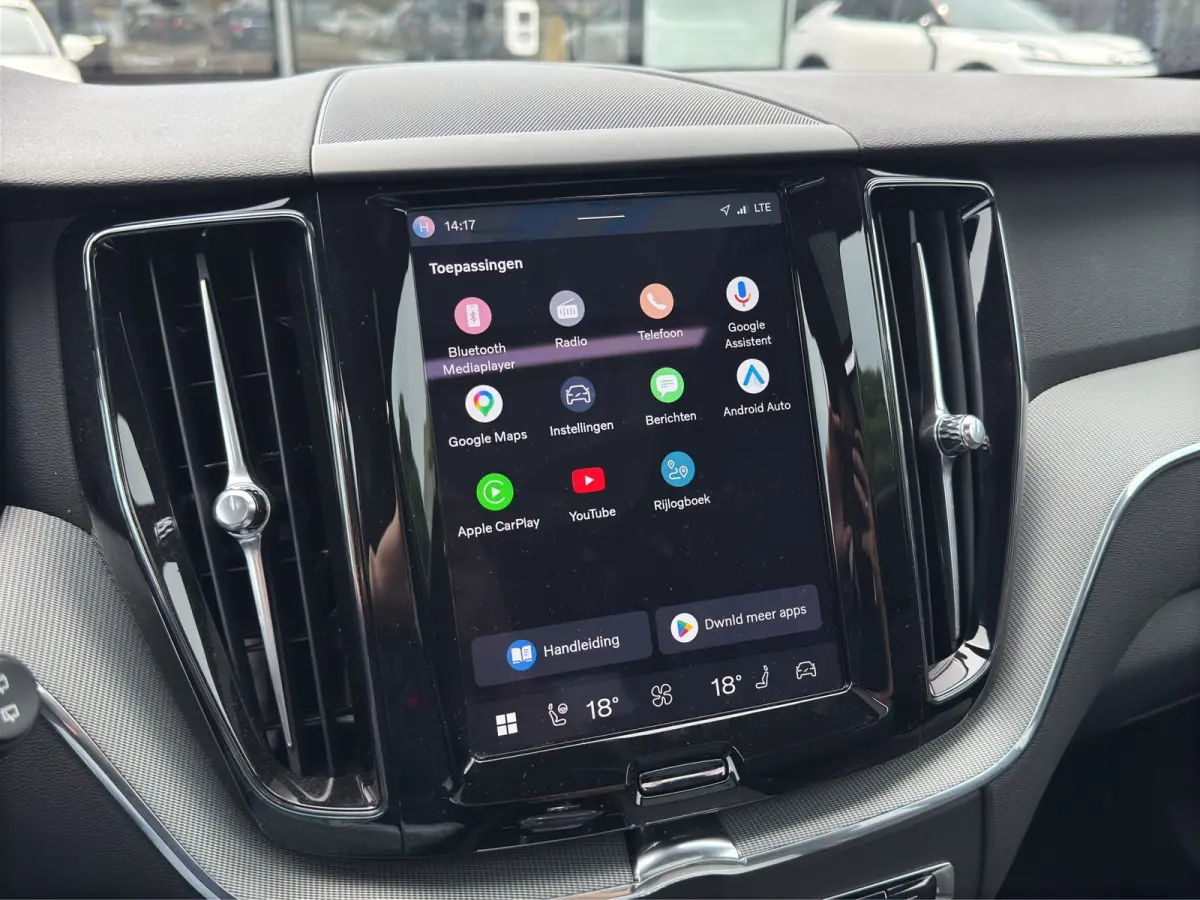 T6 Plug-in hybrid AWD Plus Black Edition | Luchtvering | Pano | Trekhaak | Extra getint glas | Blis | Achterbankverwarming |