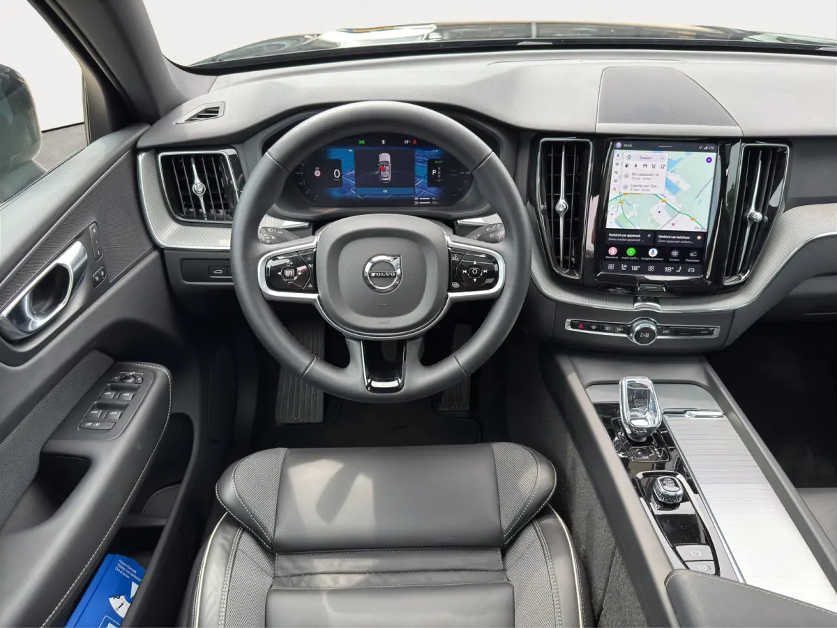 T6 Plug-in hybrid AWD Plus Black Edition | Luchtvering | Pano | Trekhaak | Extra getint glas | Blis | Achterbankverwarming |