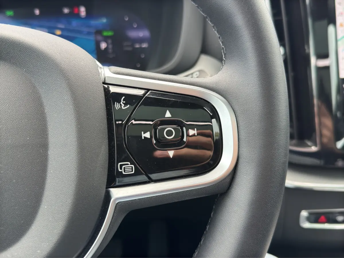 T6 Plug-in hybrid AWD Plus Black Edition | Luchtvering | Pano | Trekhaak | Extra getint glas | Blis | Achterbankverwarming |