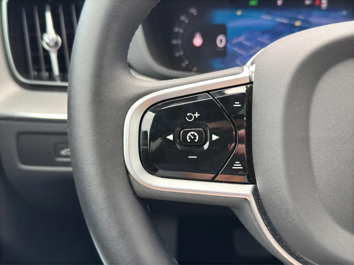 T6 Plug-in hybrid AWD Plus Black Edition | Luchtvering | Pano | Trekhaak | Extra getint glas | Blis | Achterbankverwarming |