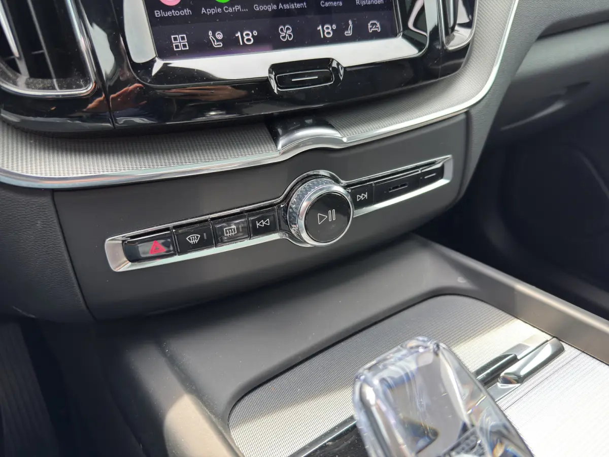 T6 Plug-in hybrid AWD Plus Black Edition | Luchtvering | Pano | Trekhaak | Extra getint glas | Blis | Achterbankverwarming |