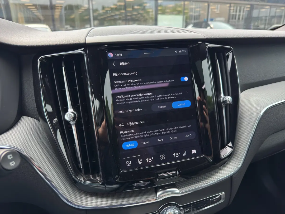 T6 Plug-in hybrid AWD Plus Black Edition | Luchtvering | Pano | Trekhaak | Extra getint glas | Blis | Achterbankverwarming |