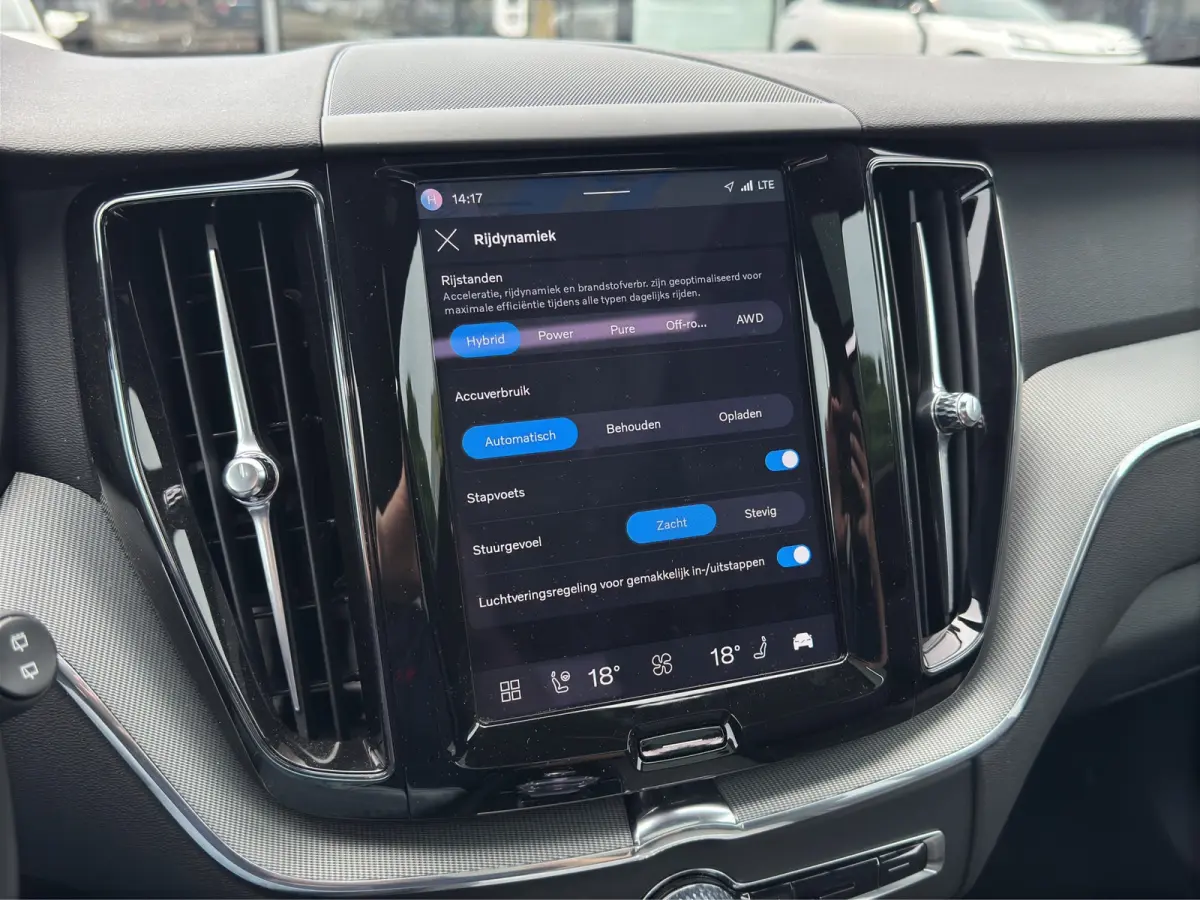 T6 Plug-in hybrid AWD Plus Black Edition | Luchtvering | Pano | Trekhaak | Extra getint glas | Blis | Achterbankverwarming |