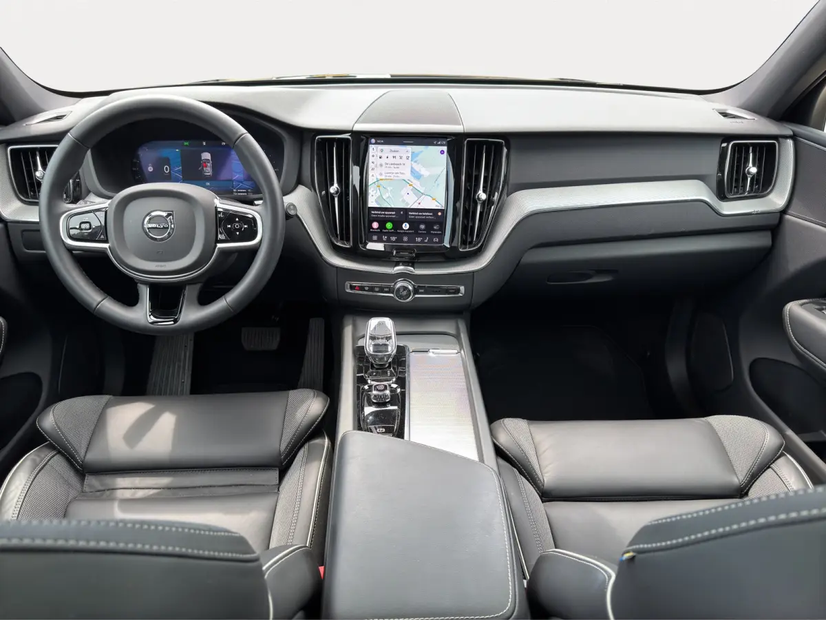 T6 Plug-in hybrid AWD Plus Black Edition | Luchtvering | Pano | Trekhaak | Extra getint glas | Blis | Achterbankverwarming |