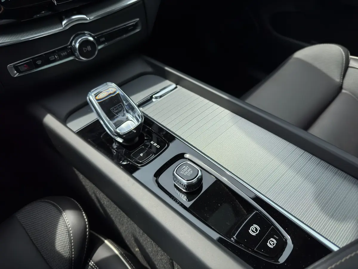 T6 Plug-in hybrid AWD Plus Black Edition | Luchtvering | Pano | Trekhaak | Extra getint glas | Blis | Achterbankverwarming |