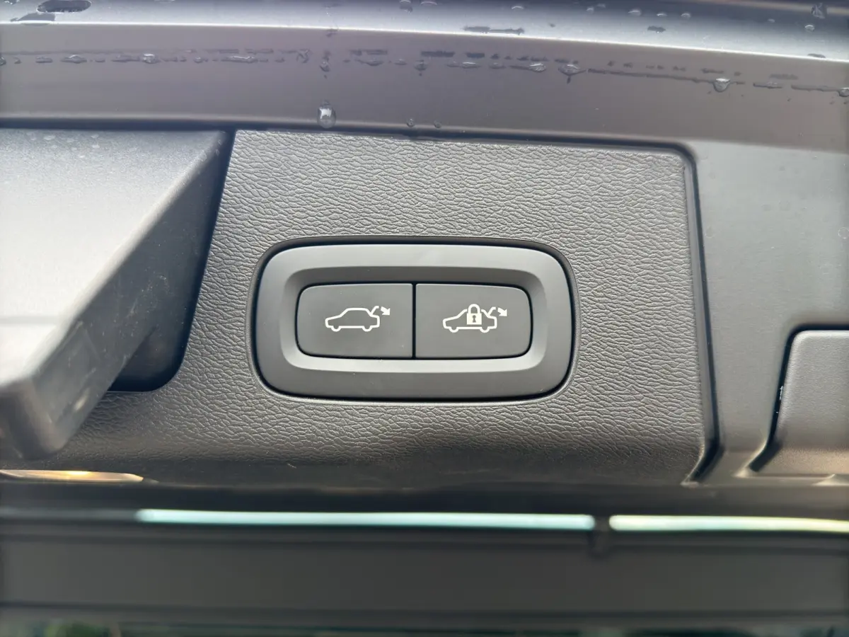 T6 Plug-in hybrid AWD Plus Black Edition | Luchtvering | Pano | Trekhaak | Extra getint glas | Blis | Achterbankverwarming |