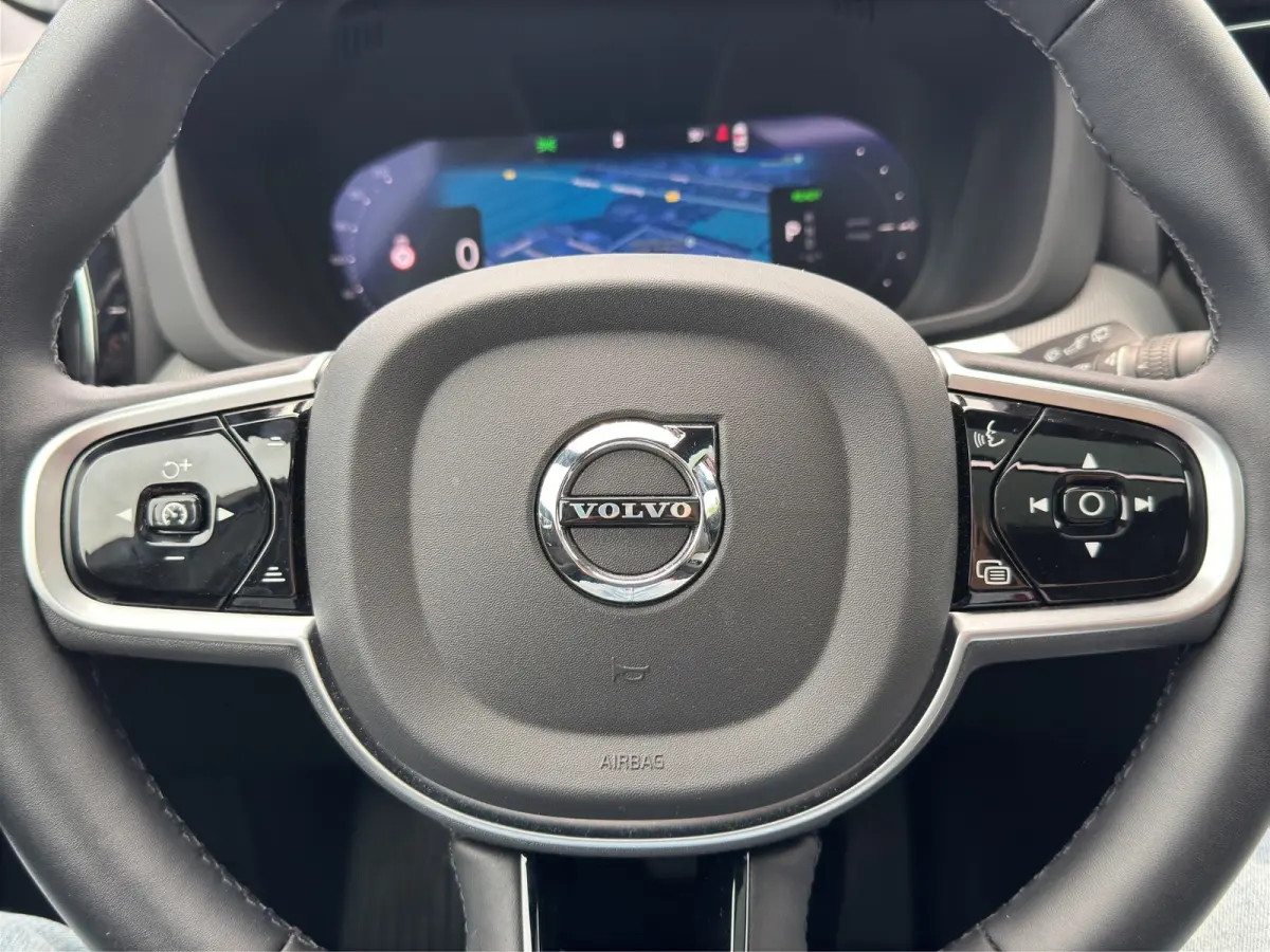 T6 Plug-in hybrid AWD Plus Black Edition | Luchtvering | Pano | Trekhaak | Extra getint glas | Blis | Achterbankverwarming |