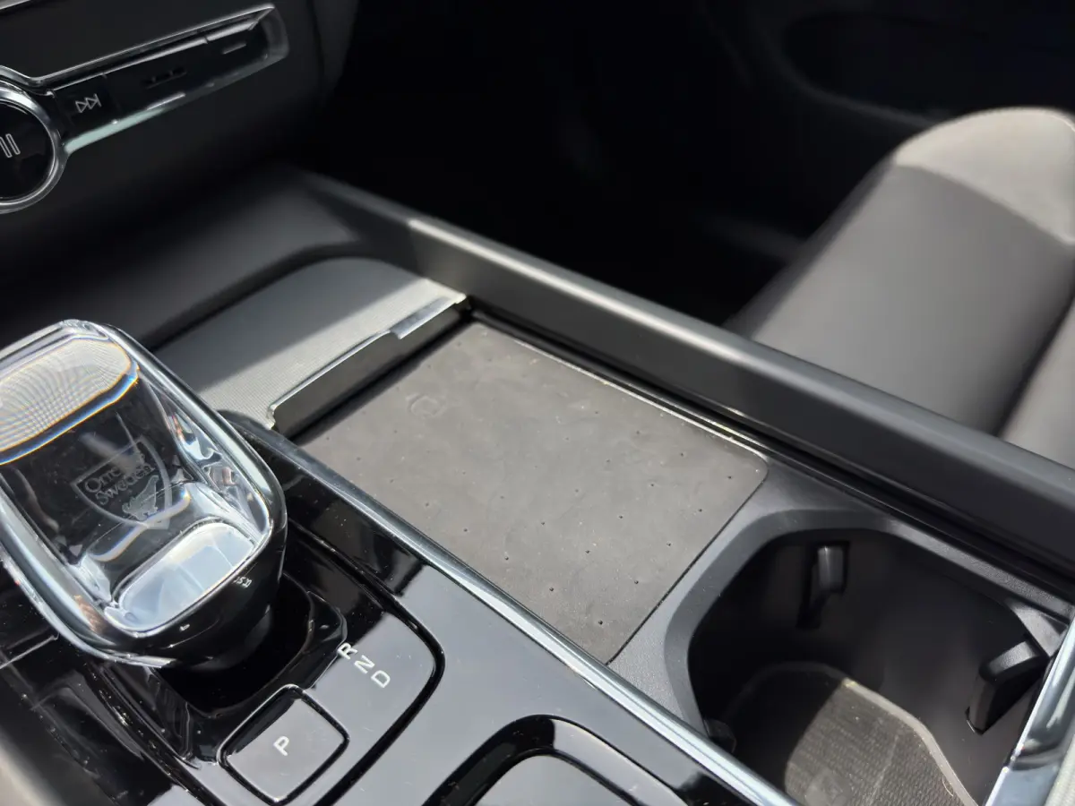 T6 Plug-in hybrid AWD Plus Black Edition | Luchtvering | Pano | Trekhaak | Extra getint glas | Blis | Achterbankverwarming |