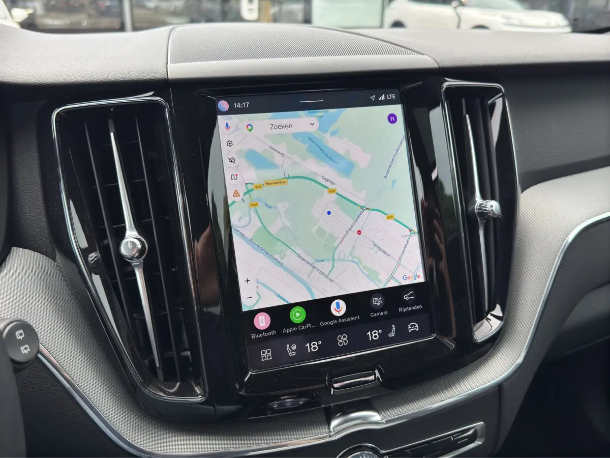 T6 Plug-in hybrid AWD Plus Black Edition | Luchtvering | Pano | Trekhaak | Extra getint glas | Blis | Achterbankverwarming |