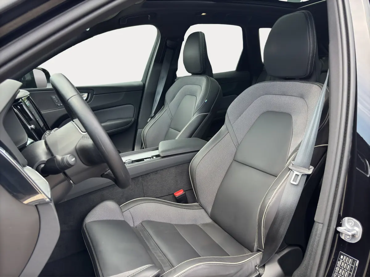 T6 Plug-in hybrid AWD Plus Black Edition | Luchtvering | Pano | Trekhaak | Extra getint glas | Blis | Achterbankverwarming |