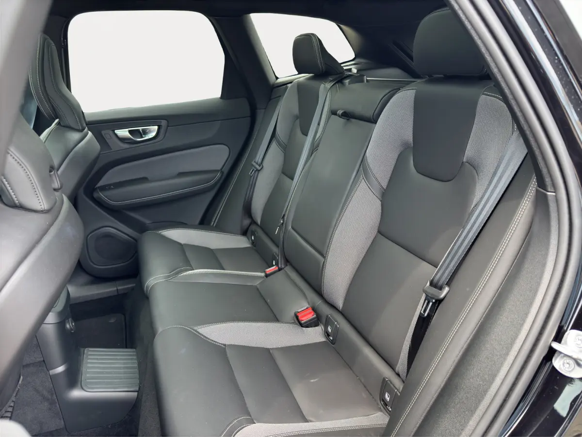 T6 Plug-in hybrid AWD Plus Black Edition | Luchtvering | Pano | Trekhaak | Extra getint glas | Blis | Achterbankverwarming |