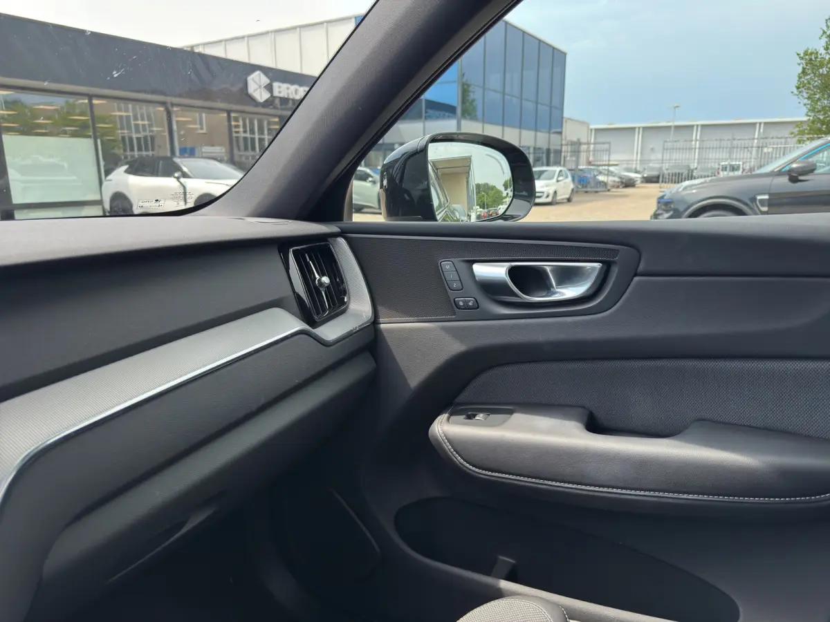 T6 Plug-in hybrid AWD Plus Black Edition | Luchtvering | Pano | Trekhaak | Extra getint glas | Blis | Achterbankverwarming |