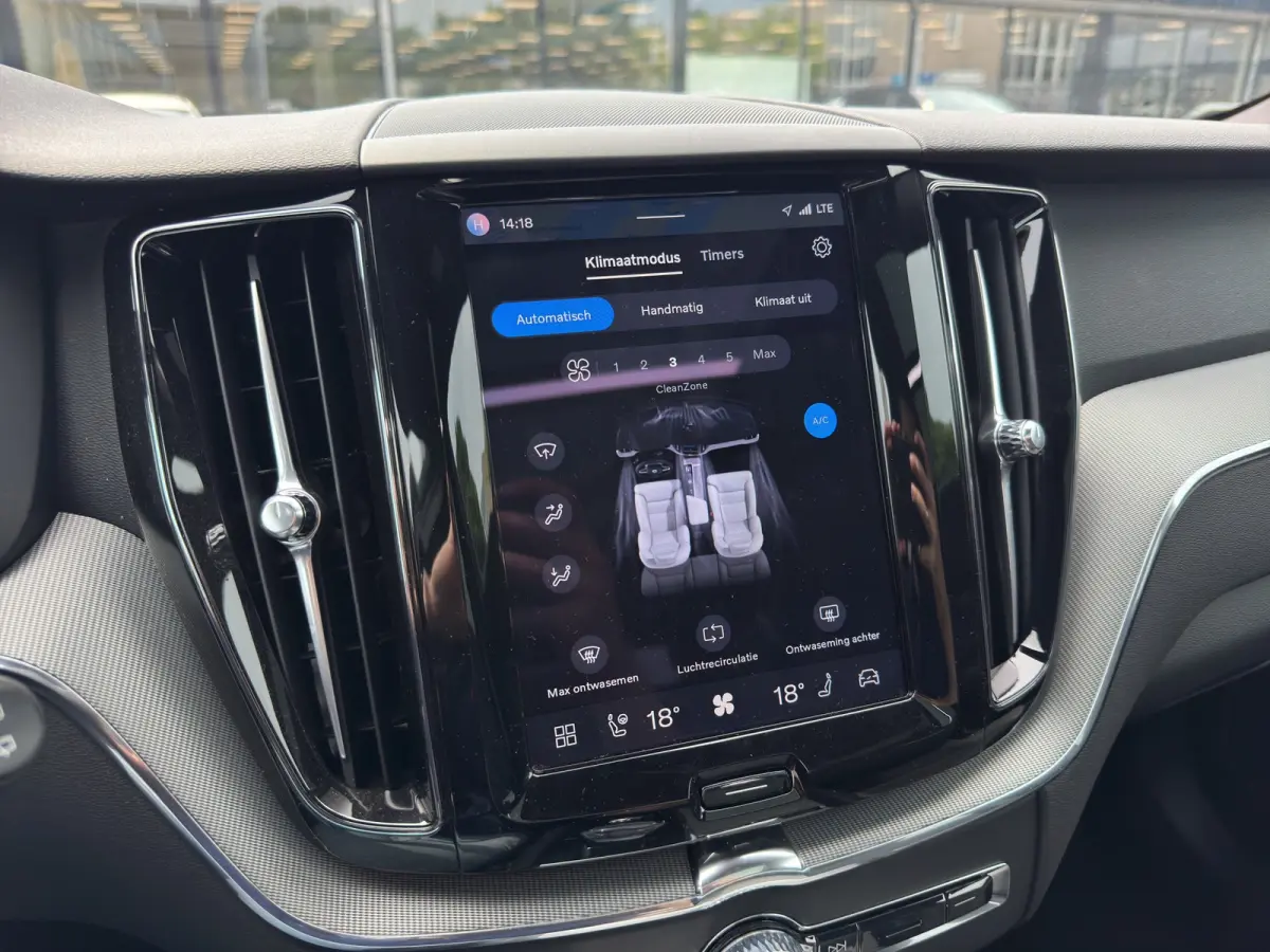 T6 Plug-in hybrid AWD Plus Black Edition | Luchtvering | Pano | Trekhaak | Extra getint glas | Blis | Achterbankverwarming |