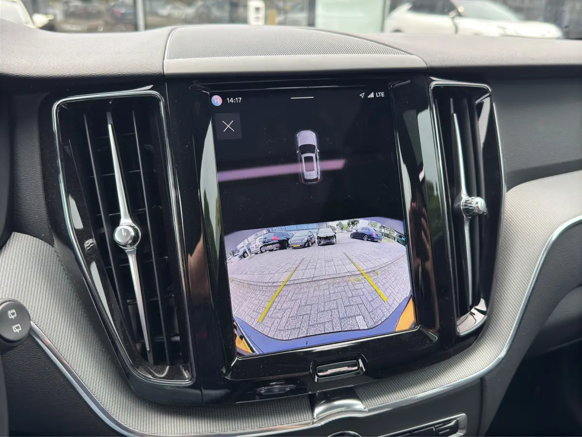 T6 Plug-in hybrid AWD Plus Black Edition | Luchtvering | Pano | Trekhaak | Extra getint glas | Blis | Achterbankverwarming |