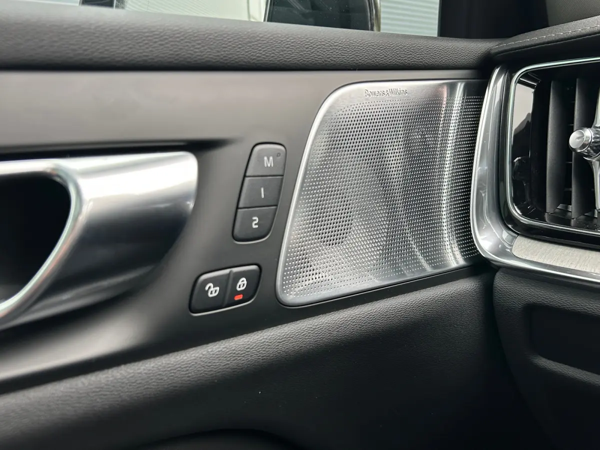 2.0 T8 Plug-in hybrid AWD Ultra Dark | Bowers & Wilkins | Massage stoelen | Gelamineerd glas | HUD | 19" 5-triplespaaks