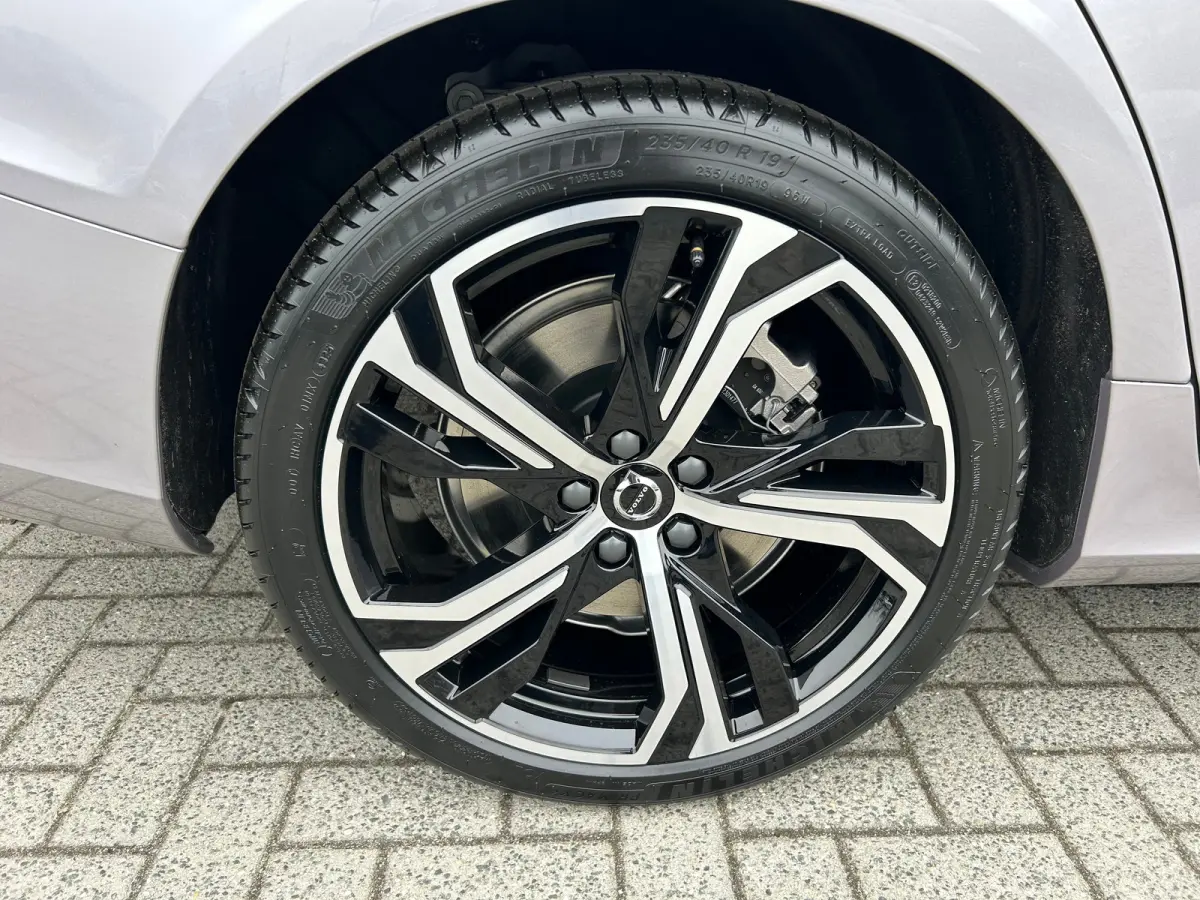 2.0 T8 Plug-in hybrid AWD Ultra Dark | Bowers & Wilkins | Massage stoelen | Gelamineerd glas | HUD | 19" 5-triplespaaks