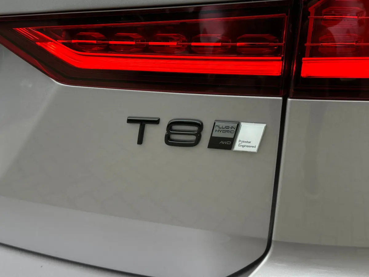 2.0 T8 Plug-in hybrid AWD Ultra Dark | Bowers & Wilkins | Massage stoelen | Gelamineerd glas | HUD | 19" 5-triplespaaks