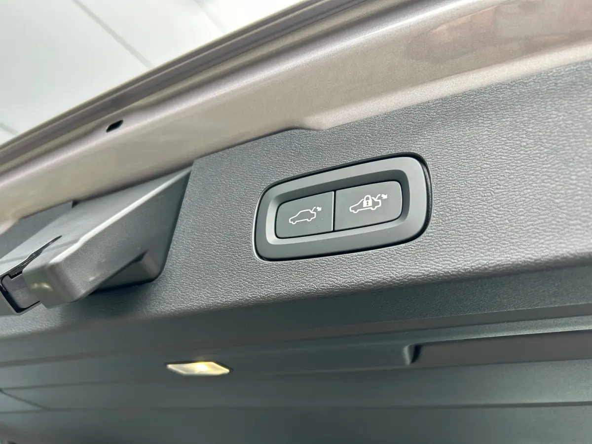 2.0 T8 Plug-in hybrid AWD Ultra Dark | Bowers & Wilkins | Massage stoelen | Gelamineerd glas | HUD | 19" 5-triplespaaks