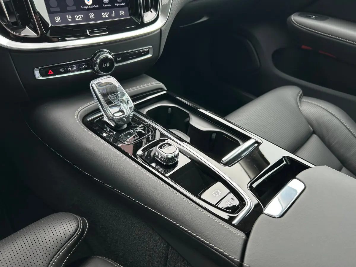 2.0 T8 Plug-in hybrid AWD Ultra Dark | Bowers & Wilkins | Massage stoelen | Gelamineerd glas | HUD | 19" 5-triplespaaks
