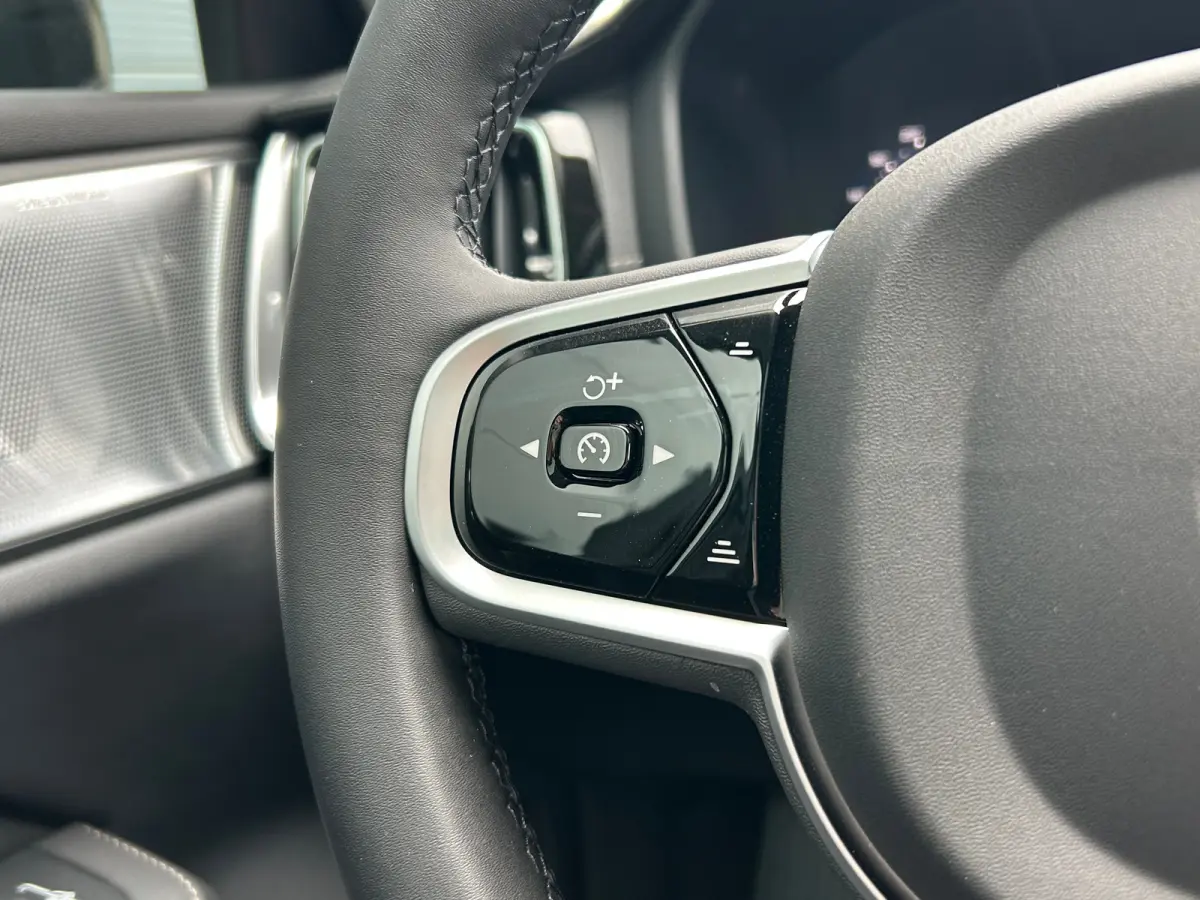 2.0 T8 Plug-in hybrid AWD Ultra Dark | Bowers & Wilkins | Massage stoelen | Gelamineerd glas | HUD | 19" 5-triplespaaks
