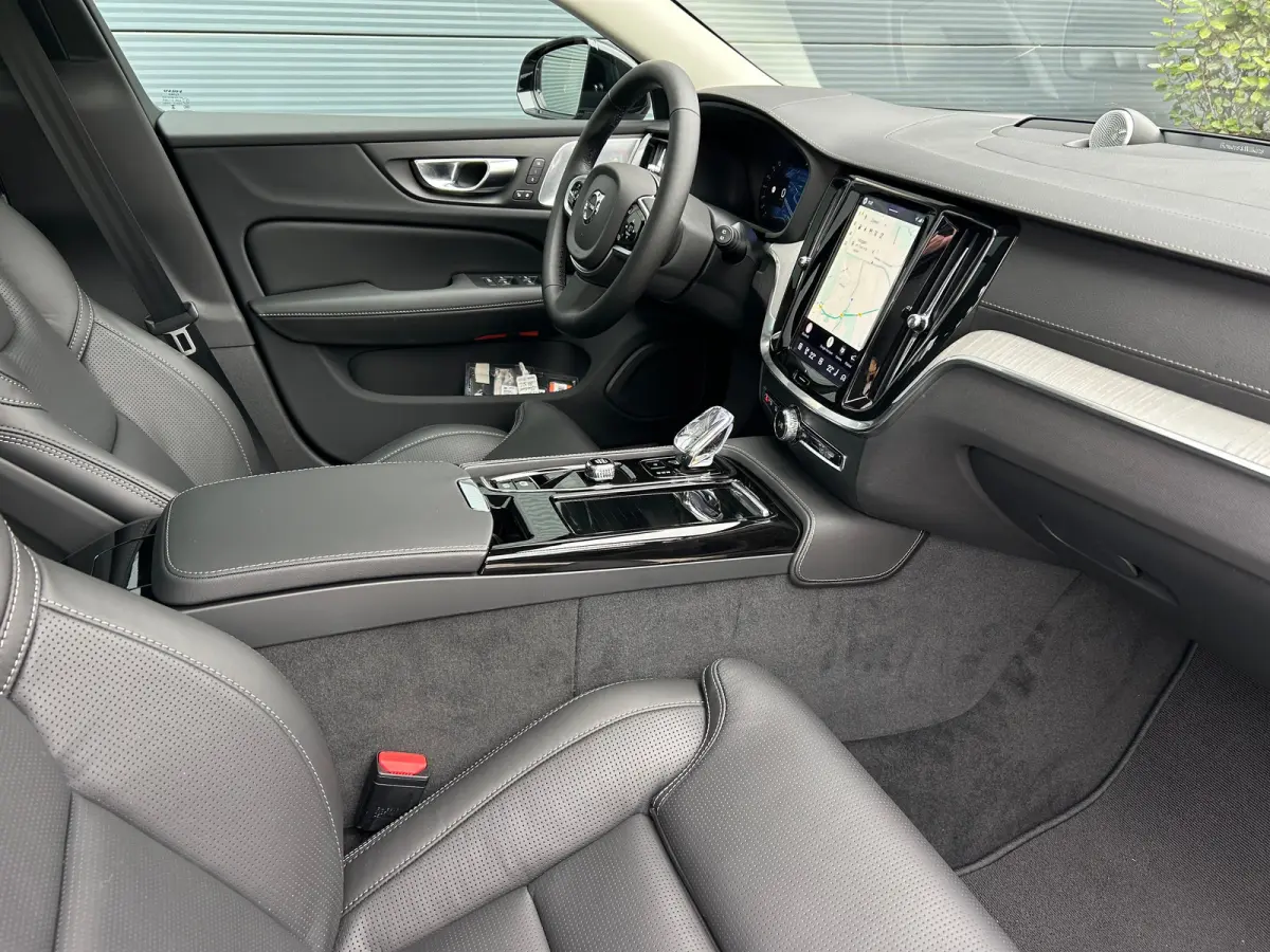 2.0 T8 Plug-in hybrid AWD Ultra Dark | Bowers & Wilkins | Massage stoelen | Gelamineerd glas | HUD | 19" 5-triplespaaks