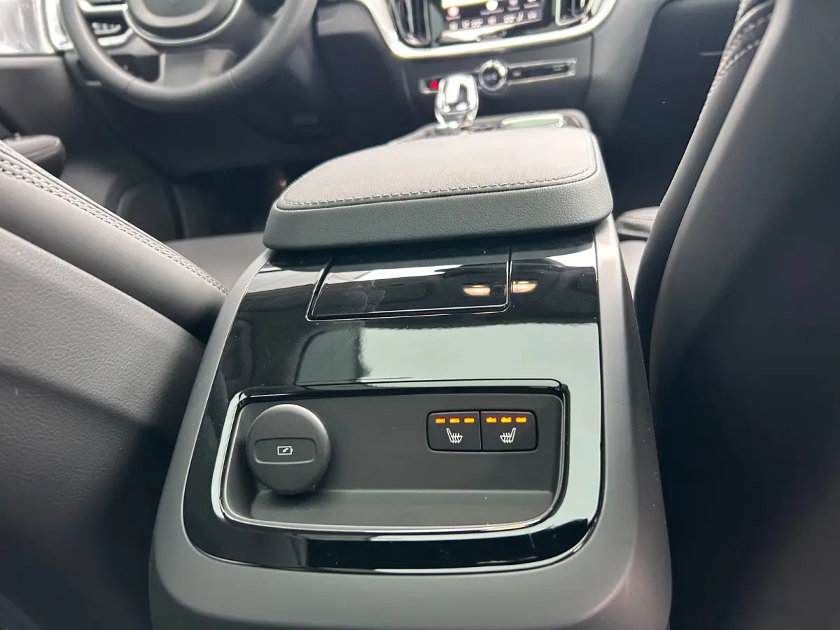 2.0 T8 Plug-in hybrid AWD Ultra Dark | Bowers & Wilkins | Massage stoelen | Gelamineerd glas | HUD | 19" 5-triplespaaks