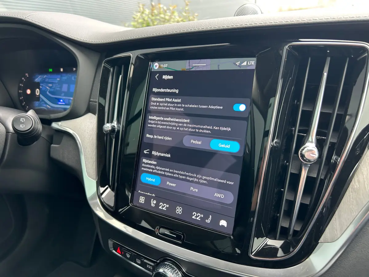 2.0 T8 Plug-in hybrid AWD Ultra Dark | Bowers & Wilkins | Massage stoelen | Gelamineerd glas | HUD | 19" 5-triplespaaks