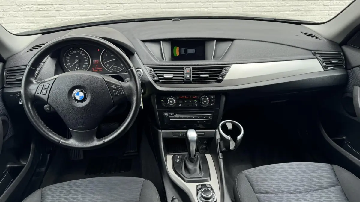 SDrive18i Cruise control Climate control Navigatie Stoelverwarming