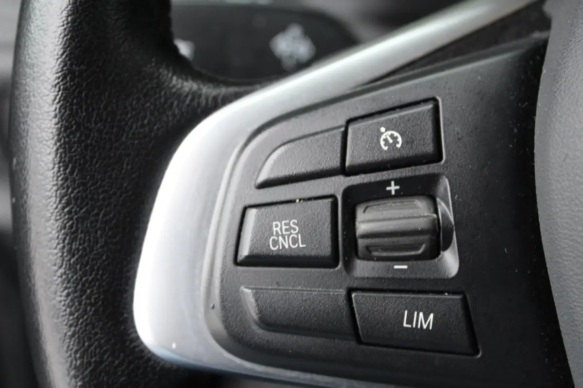 218i Executive Edition 136PK | Parkeercamera | HUD | Lederen bekleding | Climate Control