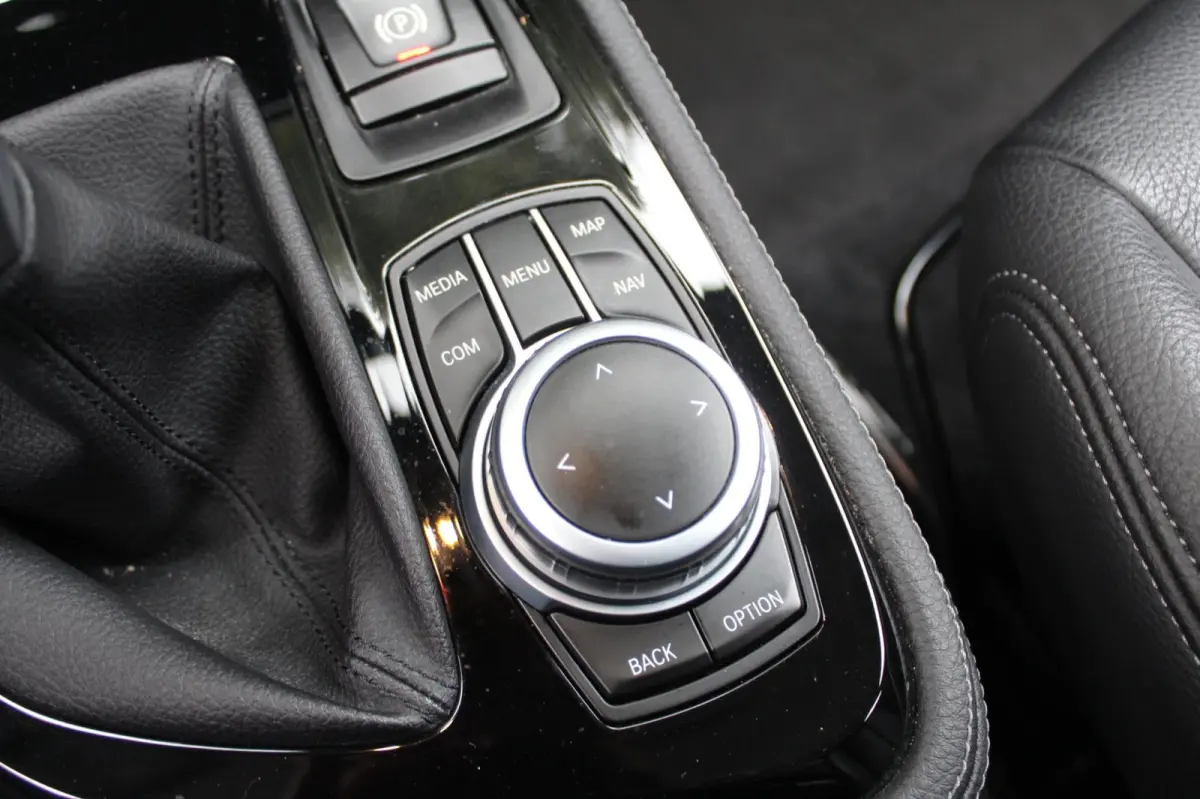 218i Executive Edition 136PK | Parkeercamera | HUD | Lederen bekleding | Climate Control