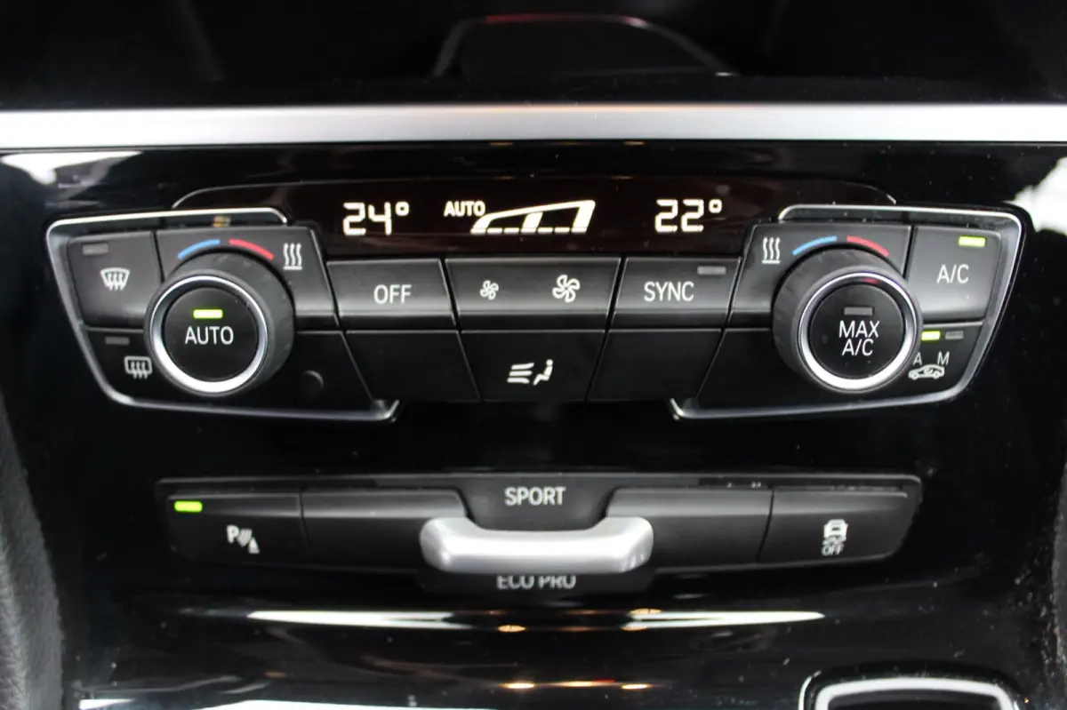 218i Executive Edition 136PK | Parkeercamera | HUD | Lederen bekleding | Climate Control