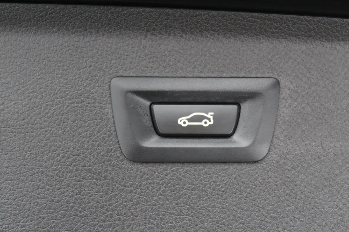 218i Executive Edition 136PK | Parkeercamera | HUD | Lederen bekleding | Climate Control