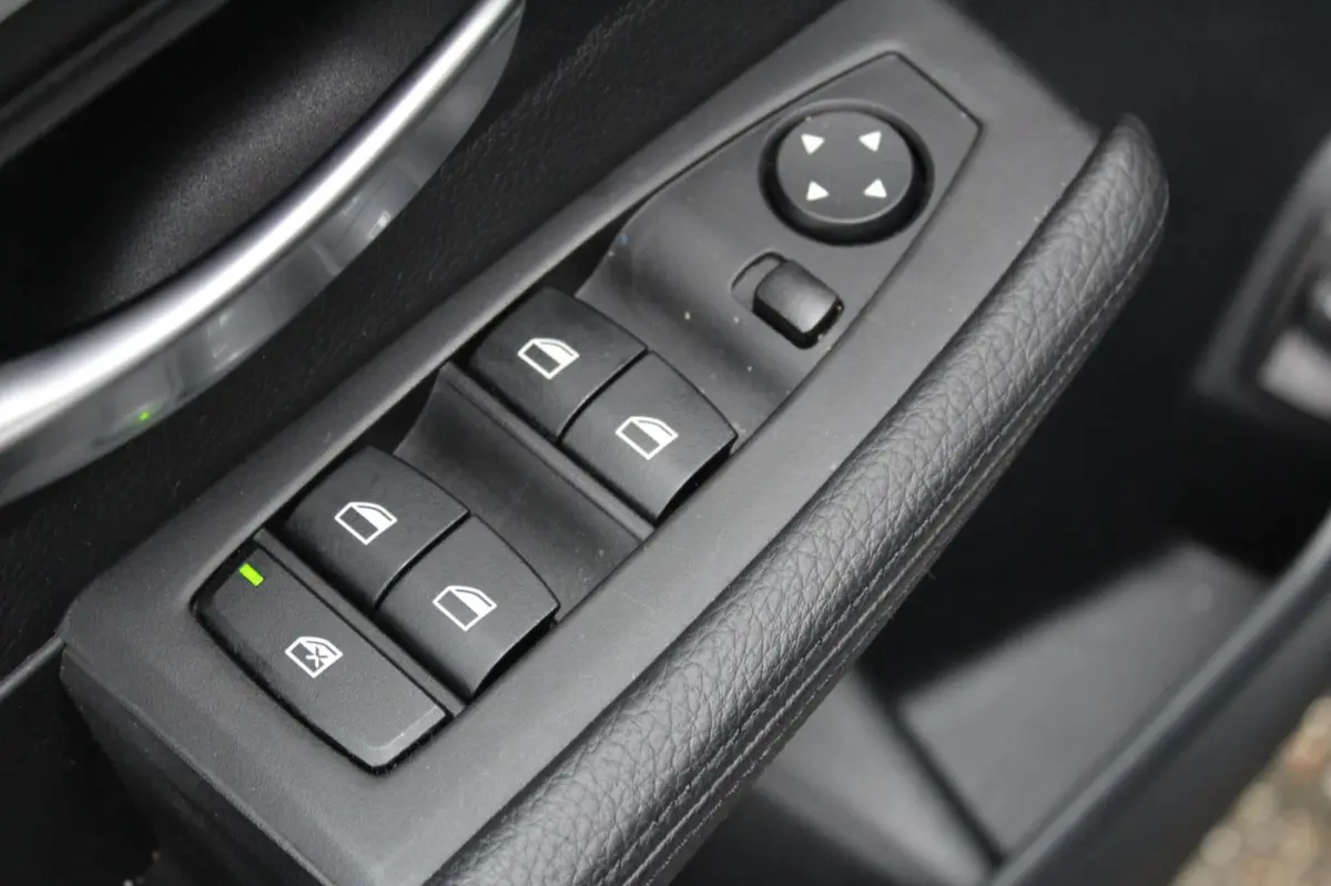218i Executive Edition 136PK | Parkeercamera | HUD | Lederen bekleding | Climate Control