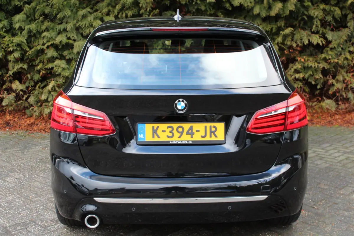 218i Executive Edition 136PK | Parkeercamera | HUD | Lederen bekleding | Climate Control