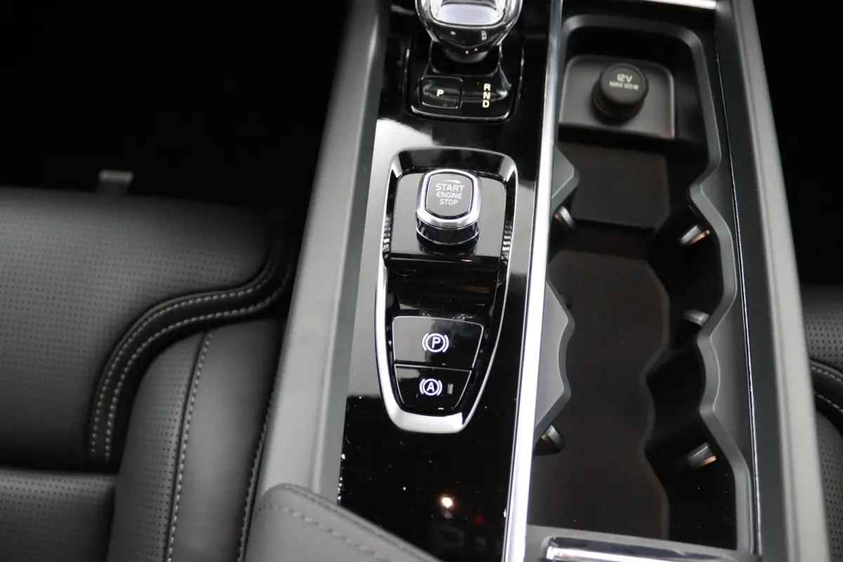 T6 AWD Ultra Black Edition | Luchtvering | Bowers&Wilkins | Direct Beschikbaar | 360 Camera | Gelamineerd Glas | 22 Inch | Stoelvenitlatie | Massage