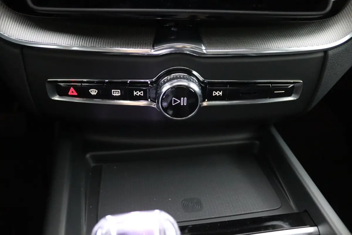 T6 AWD Ultra Black Edition | Luchtvering | Bowers&Wilkins | Direct Beschikbaar | 360 Camera | Gelamineerd Glas | 22 Inch | Stoelvenitlatie | Massage