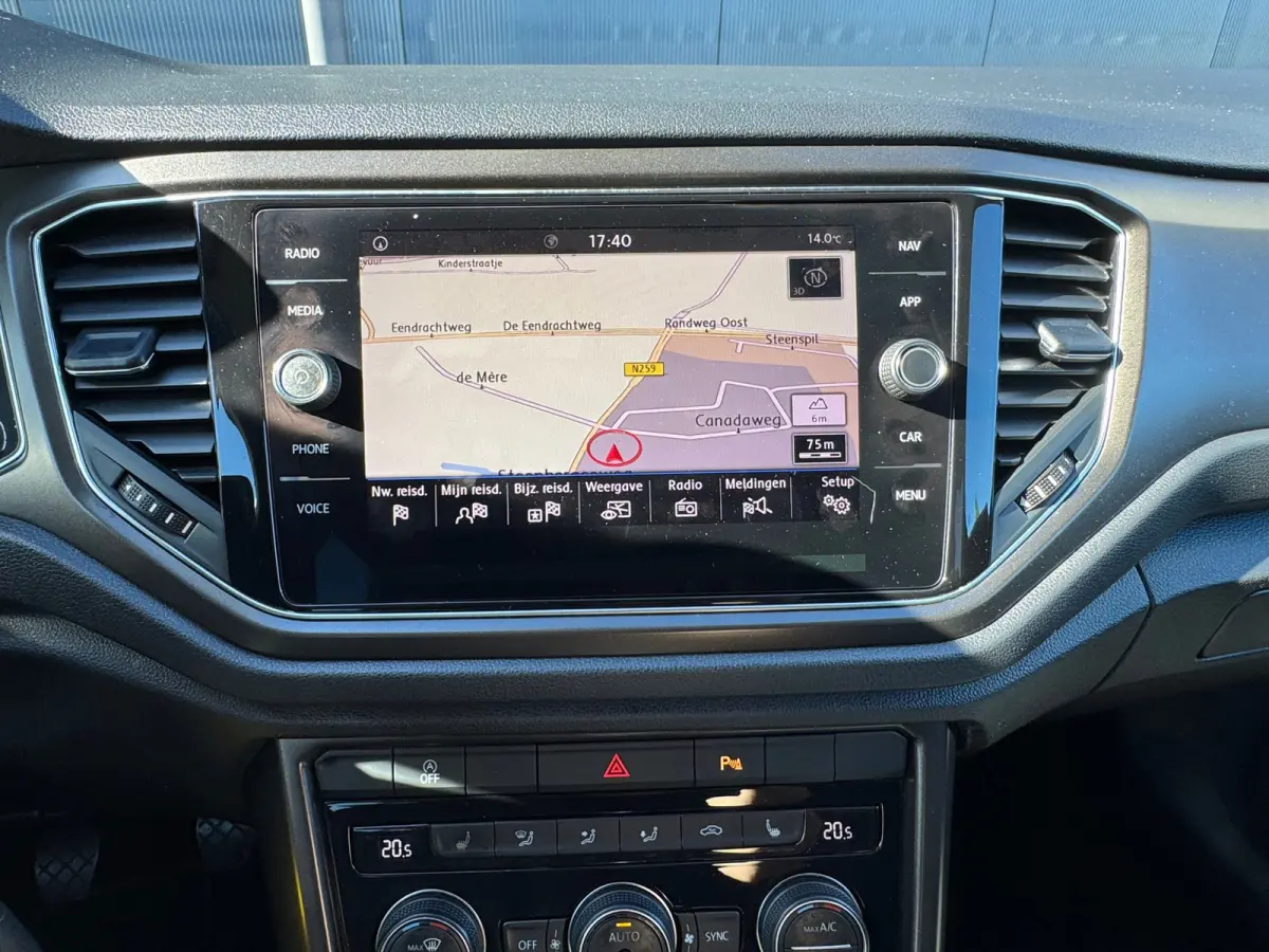 1.0 TSI Style * Navigatiesysteem * Stoelverwarming * Adaptieve Cruise Control * Parkeercamera *